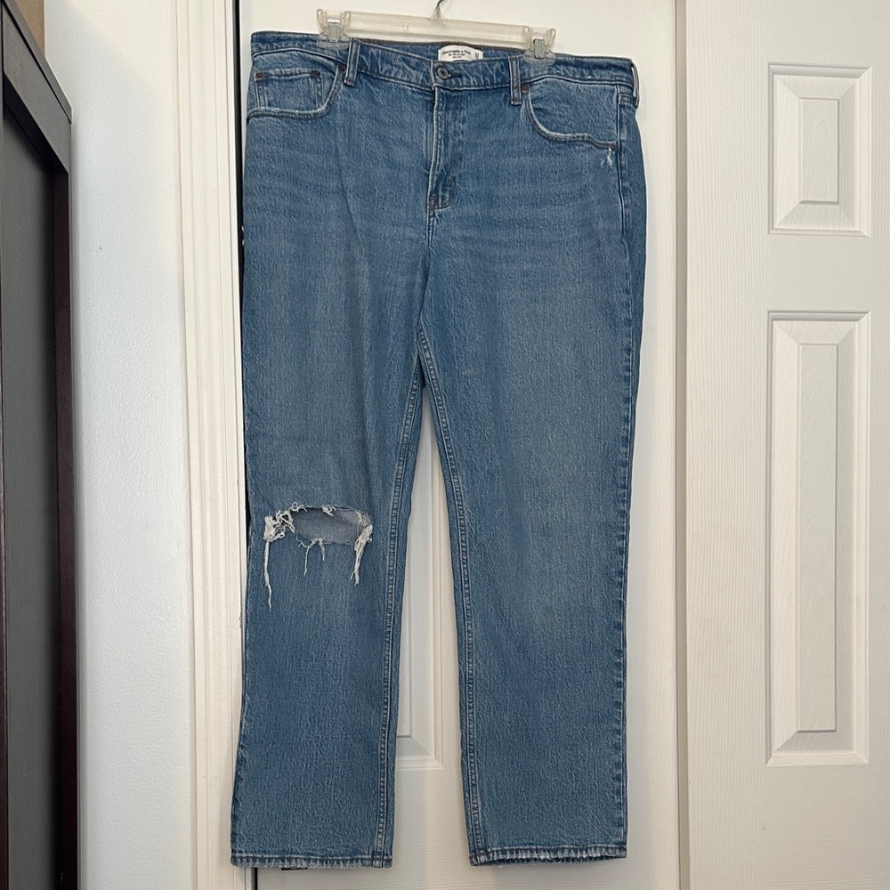 Abercrombie & Fitch The ‘90s Straight Mid Rise